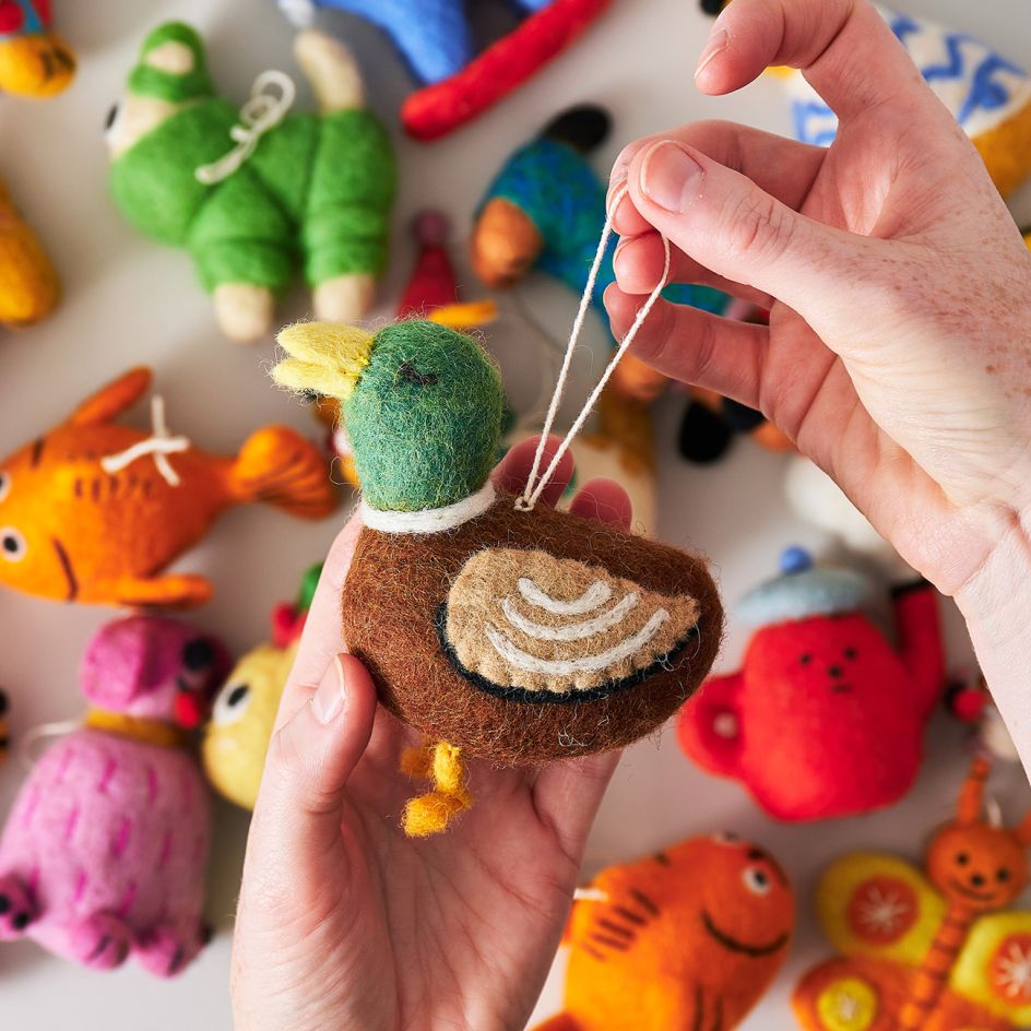 The Comprehensive 2024 Holiday Gift Guide for Supporting Independent Shops This Christmas